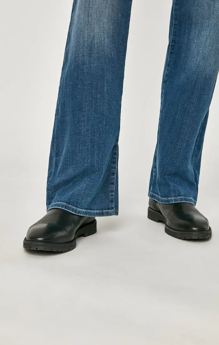 Josh In Mid Foggy Jeans for men Williamsburg With Optional Decoration - MAVI0045026518M - Legs Closeup